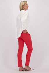 Achterkant van Rode stretchbroek met elastische tailleband door Claude Arielle voor Dames