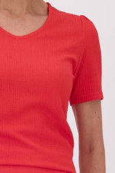 Detail van Rood T-shirt in textuurstof door Claude Arielle voor Dames
