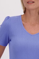 Détail de T-shirt bleu en tissu texturé de Claude Arielle pour Femmes