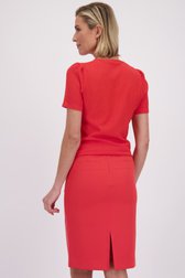 Le dos de T-shirt rouge en tissu texturé de Claude Arielle pour Femmes