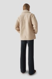 Le dos de Veste courte beige en fausse fourrure  de Opus pour Femmes