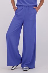 Detail van Wijde blauwe broek met elastische taille door Claude Arielle voor Dames