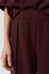 Detail van Wijde bordeaux broek met elastische taille door Opus voor Dames