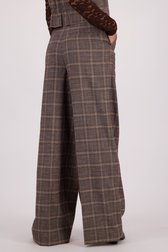 Achterkant van Wijde bruin geruite broek  door Louise voor Dames