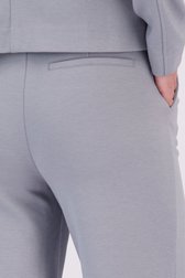 Detail van Wijde grijze broek  door Libelle voor Dames
