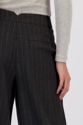 Detail van Wijde grijze broek met krijtstreep door Louise voor Dames