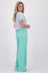 Achterkant van Wijde groene broek  door Libelle voor Dames