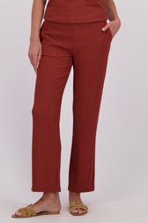 Detail van Wijde roestbruine broek met elastische taille  door Claude Arielle voor Dames