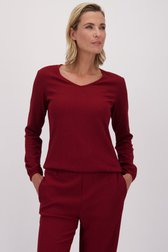Voorkant van Wijnrode blouse met structuur en V-hals door Claude Arielle voor Dames