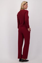 Achterkant van Wijnrode broek met structuur en elastische taille door Claude Arielle voor Dames
