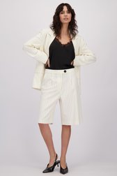 Detail van Witte bermuda met zwarte krijtstreep door Louise voor Dames