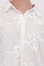 Detail van Witte blouse met geborduurde bloemen door More & More voor Dames