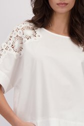 Detail van Witte blouse met opengewerkte mouwen door Louise voor Dames