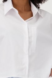 Detail van Witte cropped hemdblouse  door Louise voor Dames