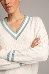 Detail van Witte golftrui met kabelmotief en blauwe boorden  door Dansaert Golf Club voor Dames