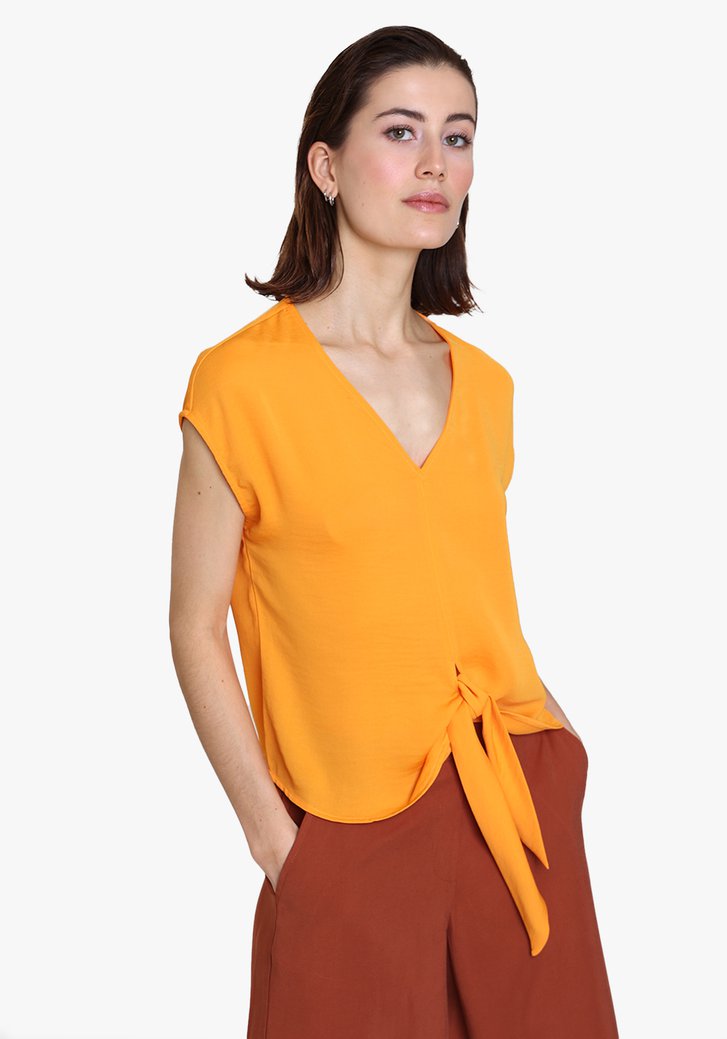 Oranje blouse met strikdetail