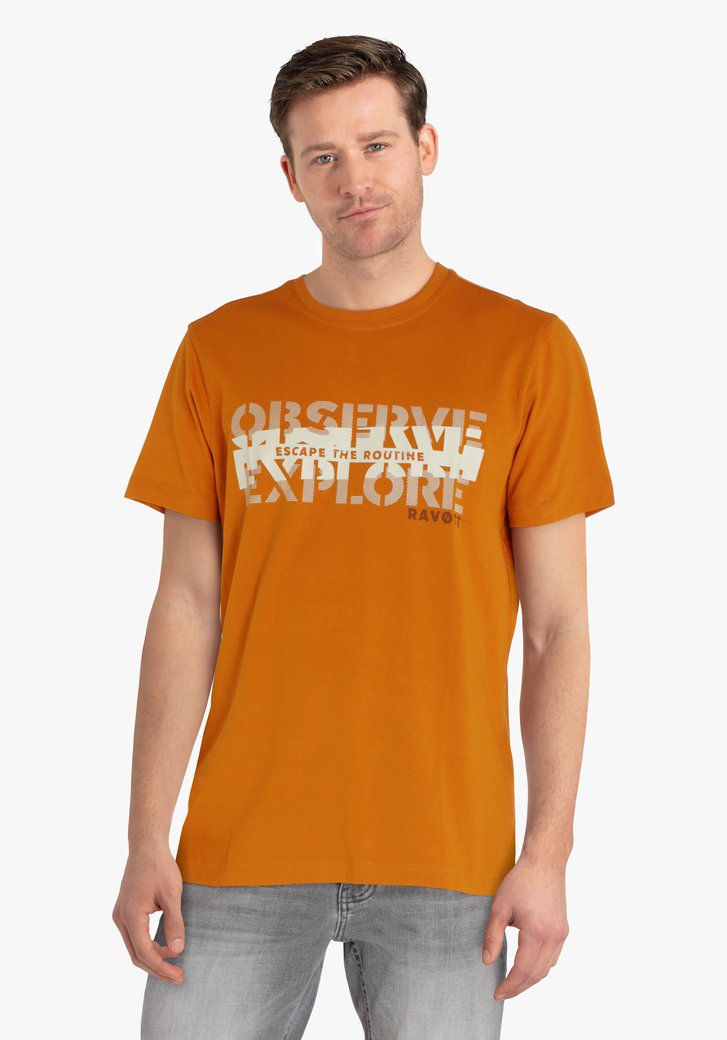 Oranje T-shirt met blauw opschrift 