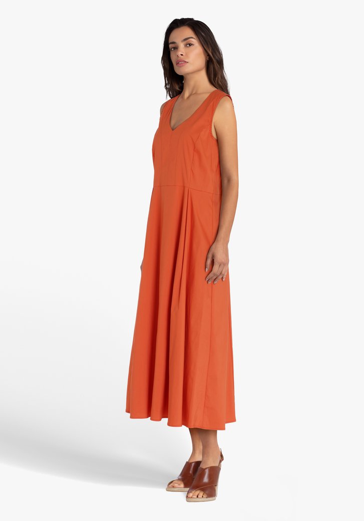 Oranjebruin kleed met V-hals