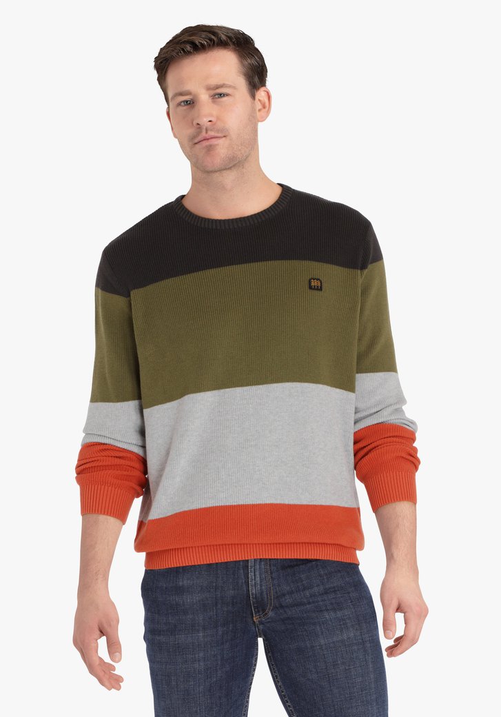 Pull en tricot de différentes couleurs