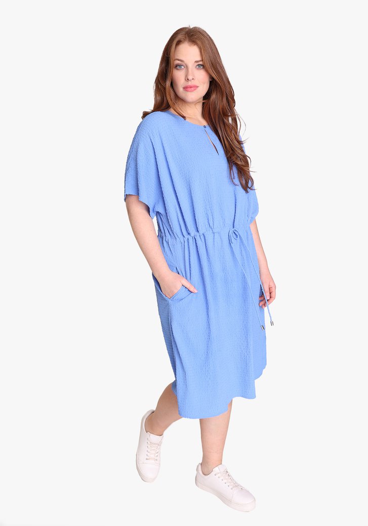 Robe bleue en tissu texturé