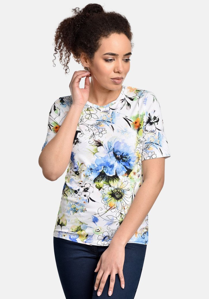 Wit T-shirt met blauw-groene bloemenprint